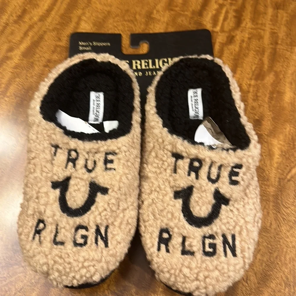 TRUE RELIGION men’s Faux Shearling Slippers Camel Beige Black